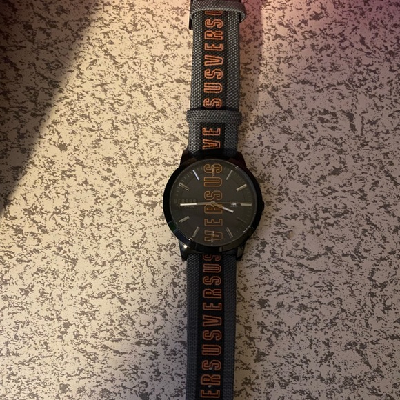 Mens Versace Versus watch NWOT - Picture 3 of 5